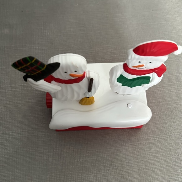 Hallmark 2018 Snow Many Memories Caroling Snowmen Christmas Decor - Picture 3 of 9